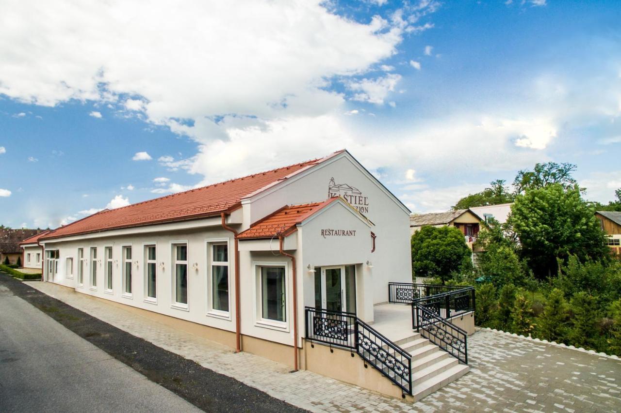 Am Kastiel Penzion Rimavská Sobota Exterior foto